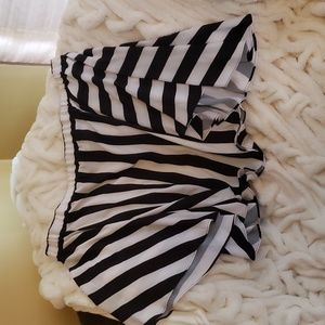 NY&C off the shoulder wide sleeve top XL white black stripes.